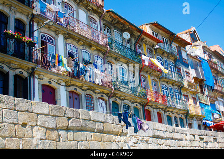 Un mélange de couleurs sur l'avant des bâtiments à Porto, Portugal. La plupart des bâtiments sont recouverts de tuiles de couleurs vibrantes. Banque D'Images