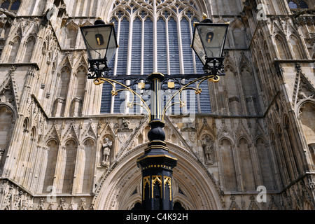Les lampadaires de style victorien en dessous de la fenêtre de l'ouest de la cathédrale de York, Yorkshire, Angleterre Banque D'Images