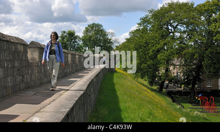 Marcher sur les murs de la ville de York, Yorkshire, Angleterre Banque D'Images