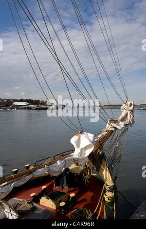 Vue vers le haut du fleuve Tyne d'un clipper amarré au quai de poisson North Shields Banque D'Images