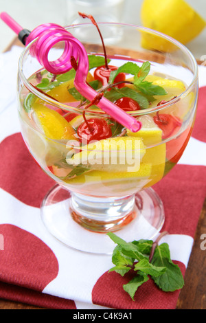 Boisson d'été sangria avec des fruits dans un grand verre Banque D'Images