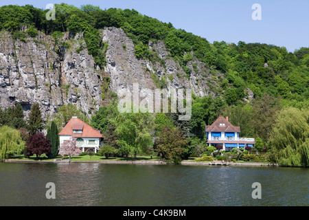 Maisons sur la Meuse entre Namur et Dinant, Wallonie, Belgique, Europe Banque D'Images