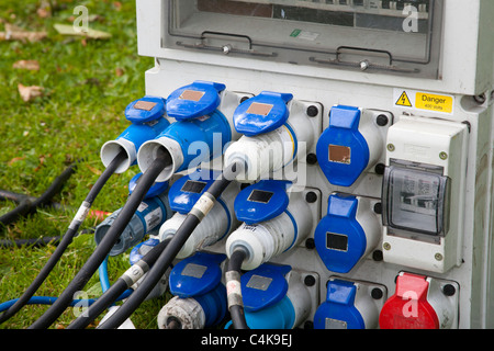 Connexions électrique isolé   bouchons de sécurité pour l'extérieur et l'approvisionnement extérieur Banque D'Images