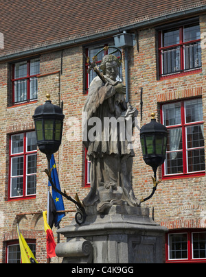 Saint Jans Nepomucenus, Bruges, Belgique. Statue de la République tchèque saint sur le pont qui porte son nom. Banque D'Images