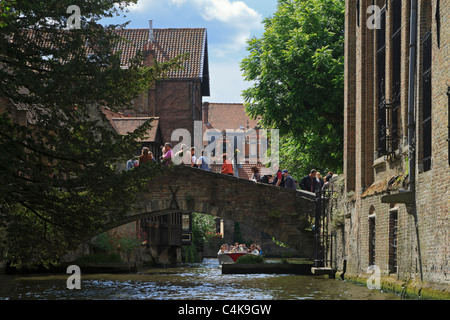 Les touristes traverser le plus petit pont de Bruges, Belgique. Banque D'Images