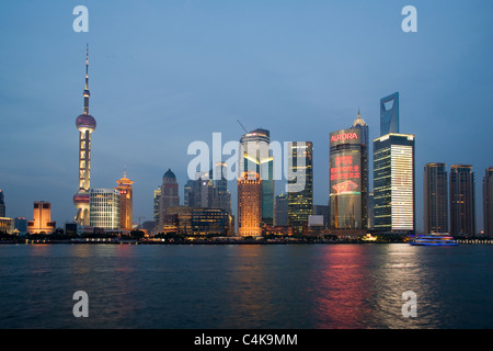 L'horizon de Pudong à Shanghai à l'aube vu du Bund Banque D'Images