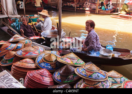 Chapeaux traditionnels thaïlandais sur l'affichage pour la vente au marché flottant de Damnoen Saduak, province de Ratchaburi, Thaïlande. Banque D'Images