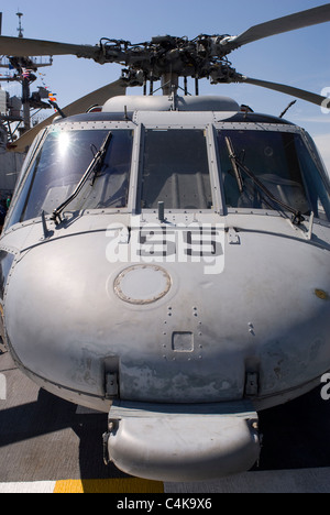 Sikorsky UH-60 Black Hawk hélicoptère de la marine des États-Unis sur l'USS Iwo Jima navire d'assaut amphibie. © Craig M. Eisenberg Banque D'Images