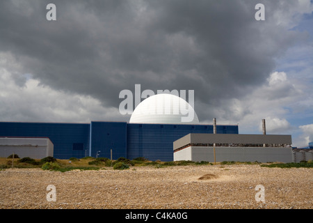 Un lourd nuage plane sur le dôme de familiers de la centrale nucléaire de Sizewell B sur la côte du Suffolk. Banque D'Images