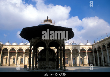 Fontaine ottomane dans la cour de la mosquée de Mohamed Ali Pacha Mosquée au Caire Egypte Banque D'Images