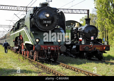 Grandes loco de vapeur le long du côté de la beaucoup plus petite loco lors de célébration du premier mai en Pologne Warszawa Banque D'Images