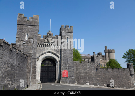 Porte d'entrée de la rue haute fermée à Arundel Castle Banque D'Images