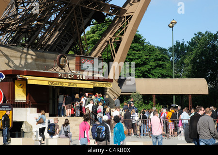 Les gens faisant la queue pour acheter des billets pour la tour Eiffel à Paris, France Banque D'Images