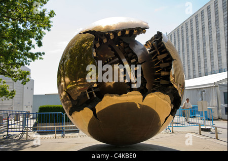 Une sculpture ' dans Sphère Sphere' par Arnaldo Pomodoro, devant l'entrée principale de l'immeuble des Nations Unies, New York City Banque D'Images