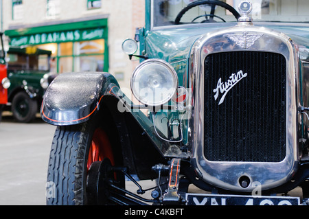 Old Austin 12 'lourd' vintage voiture garée dans une vieille rue pavée Banque D'Images