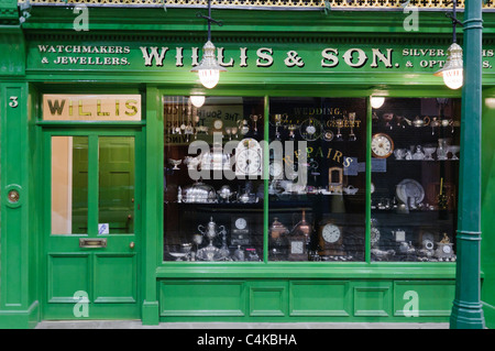 Old fashioned watch and clock maker Banque D'Images