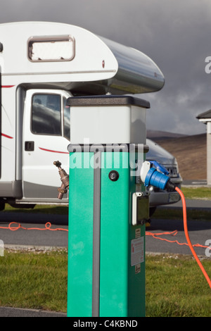L'Écosse, au Royaume-Uni, la Grande-Bretagne. Camping branché à une borne de camping avec électricité raccordement et robinet d'eau potable. Banque D'Images
