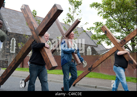 Les manifestants dirigés par Arthur Blessitt transportant de grandes croix de bois témoins le message chrétien dans la région de Northumberland Street Belfast Banque D'Images