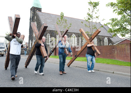 Les manifestants dirigés par Arthur Blessitt transportant de grandes croix de bois témoins le message chrétien dans la région de Northumberland Street Belfast Banque D'Images