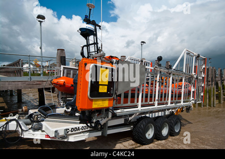 Transport de la RNLI portant une classe B 85 Atlantique Lifeboat côtiers sur un plan incliné Banque D'Images