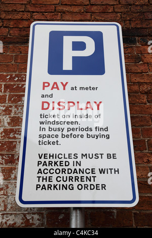 Payer et Afficher un panneau parking au Royaume-Uni. Banque D'Images
