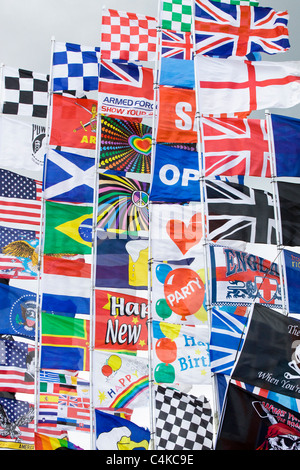 Assortiment de drapeaux flottants à un show ground en Angleterre Banque D'Images