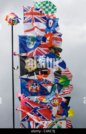 Assortiment de drapeaux flottants à un show ground en Angleterre Banque D'Images