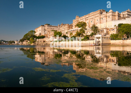 Vue depuis le lac Pichola à Udaipur, Rajasthan, Inde, Asie Banque D'Images