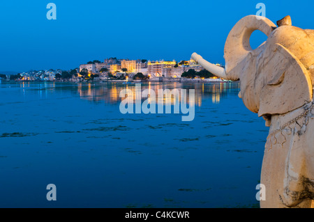 Complexe City Palace et lac Pichola de Jag Mandir, Udaipur, Rajasthan, Inde, Asie Banque D'Images