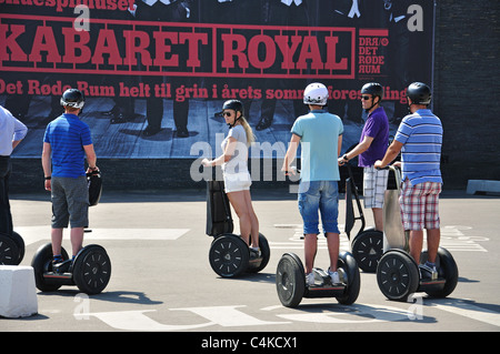 Groupe sur Segway i2 Personal Transporters par le Royal Danish Theatre, Copenhague (Kobenhavn), Royaume du Danemark Banque D'Images