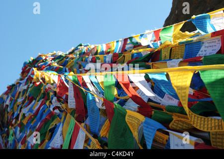 Paysage de drapeaux de prières colorés au Tibet Banque D'Images