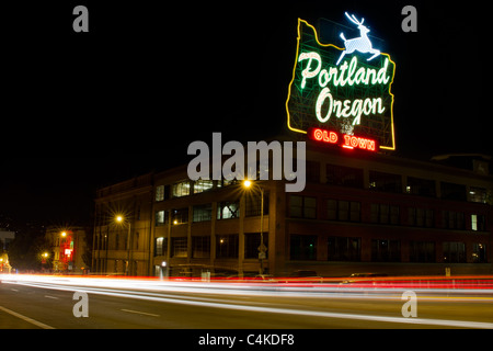 Monument historique de la vieille ville de l'Oregon Portland signe et Light Trails Banque D'Images