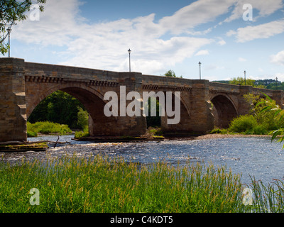 Pierre voûtée d'un pont routier sur la rivière Tyne au Royaume-Uni Northumberland Corbridge Banque D'Images