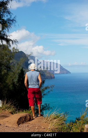 L'homme sur la falaise sur la côte de Na Pali, Kauai, Hawaii Banque D'Images