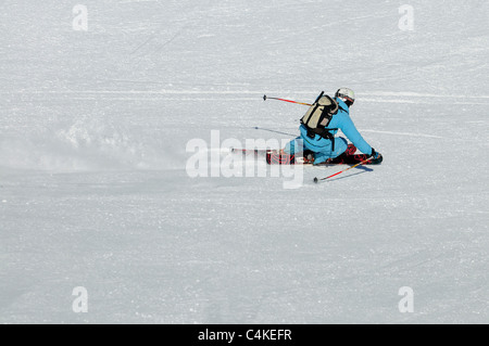 Un skieur se sculpte un tour sur piste dans la station de ski française de Courchevel. Banque D'Images