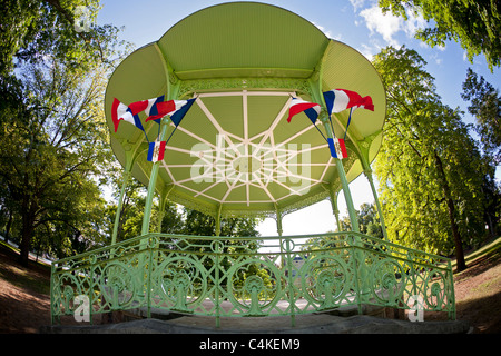 Le "Parc des Bourins, kiosque à Vichy (France). Kiosque à musique du parc des Bourins, à Vichy (France). Banque D'Images