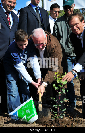 Reuven Rivlin' 'Rubi (né le 9 septembre 1939) Le président de la Knesset plante un arbre Banque D'Images