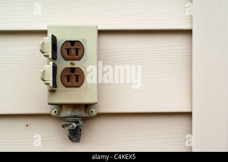 Close-up d'une prise électrique extérieure sur un mur. Banque D'Images