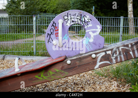 Balançoire peint avec des graffitis à Aix-la-Chapelle, Allemagne. Banque D'Images