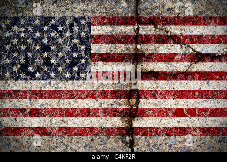 Une décoloration et drapeau américain peint sur une surface en béton fissuré. Banque D'Images