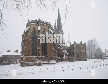 La Cathédrale de Lichfield est montrant l'extérieur de la chapelle de la Vierge et flèche centrale avec l'hiver la neige au sol Banque D'Images