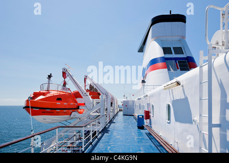 Des canots de sauvetage à bord d'un ferry transmanche France Europe Banque D'Images