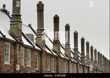 Les toits couverts de neige dans l'Étroite Vicaire, Wells, Somerset. Banque D'Images