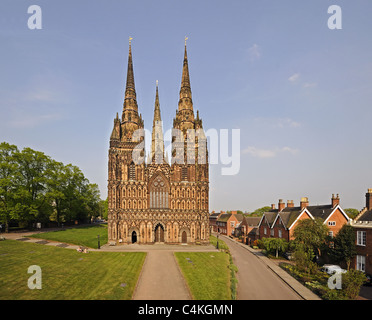 La Cathédrale de Lichfield avant l'ouest avec trois flèches et les fermer et les pelouses avec de l'herbe bien verte et ciel bleu Banque D'Images