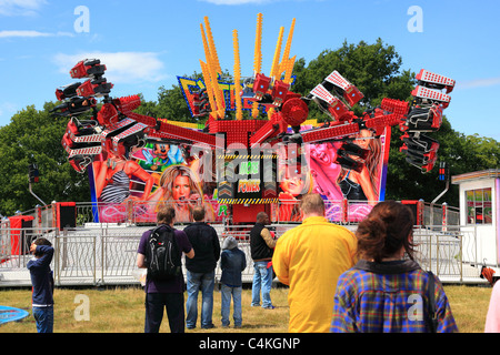 Ride juste à Wimbledon Village juste sur Wimbledon Green à Wimbledon, Surrey, Angleterre Banque D'Images