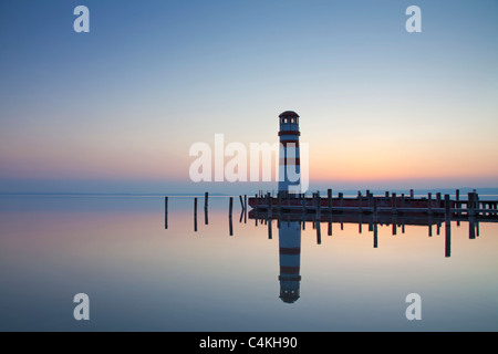 La Podersdorf phare sur la rive du lac Le lac de Neusiedl / au coucher du soleil, Burgenland, Autriche Banque D'Images