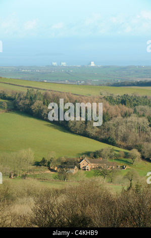 Campagne Près de Cothelstone, Somerset, Royaume-Uni, avec la centrale nucléaire de Hinkley Point visible dans la distance. Banque D'Images