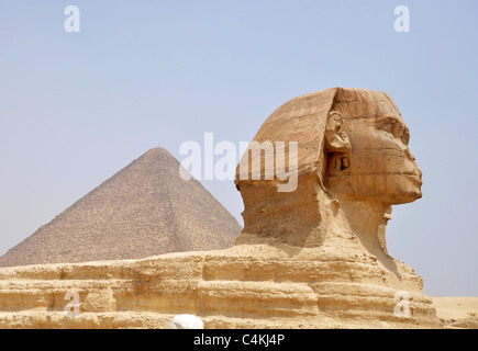 Vue rapprochée de la célèbre Sphinx devant la pyramide géante,ÉGYPTE. Banque D'Images