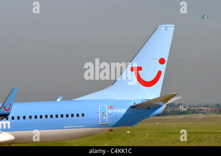 Logo Tui Thomson sur Boeing 737 queue, l'aéroport de Birmingham, UK Banque D'Images