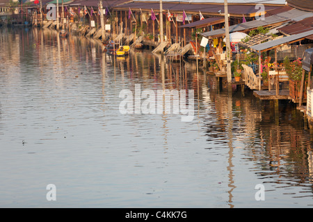 Marché flottant d'Amphawa tôt le matin, de la Thaïlande, à 100 km de Bangkok Banque D'Images